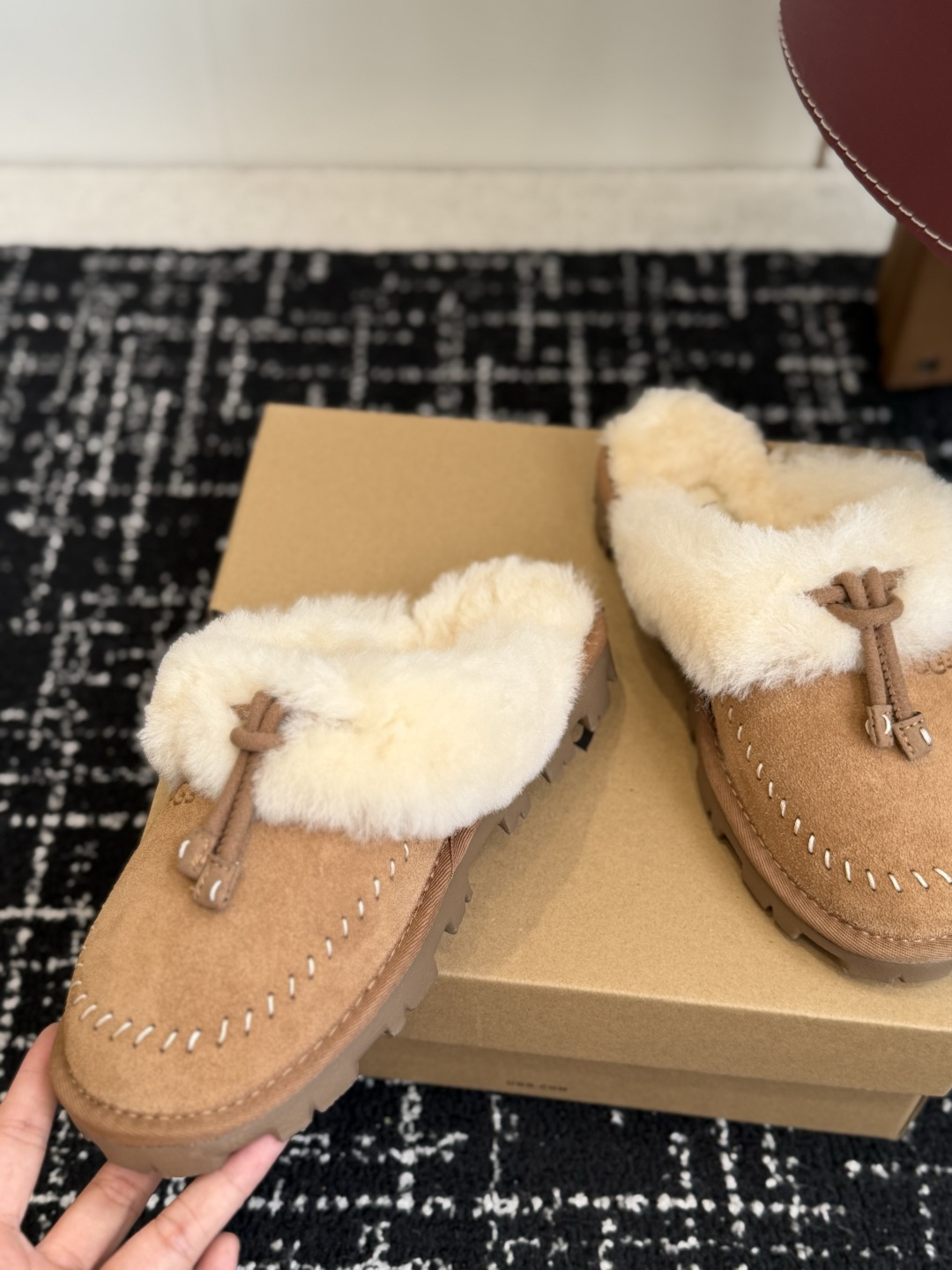 代购级 UGG Coquette Stitch 克格特缝线便鞋✨ 秋冬“踩云级”本命毛毛半拖,适配所有慵懒系穿搭 复古民 代购级 UGG Coquette Stitch 克格特缝线便鞋✨ 秋冬“踩云级”本命毛毛半拖,适配所有慵懒系穿搭 复古民