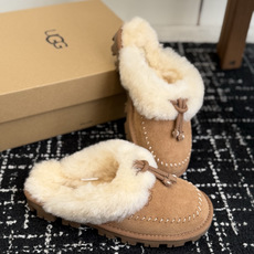 代购级 UGG Coquette Stitch 克格特缝线便鞋✨ 秋冬“踩云级”本命毛毛半拖,适配所有慵懒系穿搭 复古民 代购级 UGG Coquette Stitch 克格特缝线便鞋✨ 秋冬“踩云级”本命毛毛半拖,适配所有慵懒系穿搭 复古民