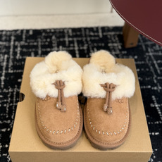 代购级 UGG Coquette Stitch 克格特缝线便鞋✨ 秋冬“踩云级”本命毛毛半拖,适配所有慵懒系穿搭 复古民 代购级 UGG Coquette Stitch 克格特缝线便鞋✨ 秋冬“踩云级”本命毛毛半拖,适配所有慵懒系穿搭 复古民