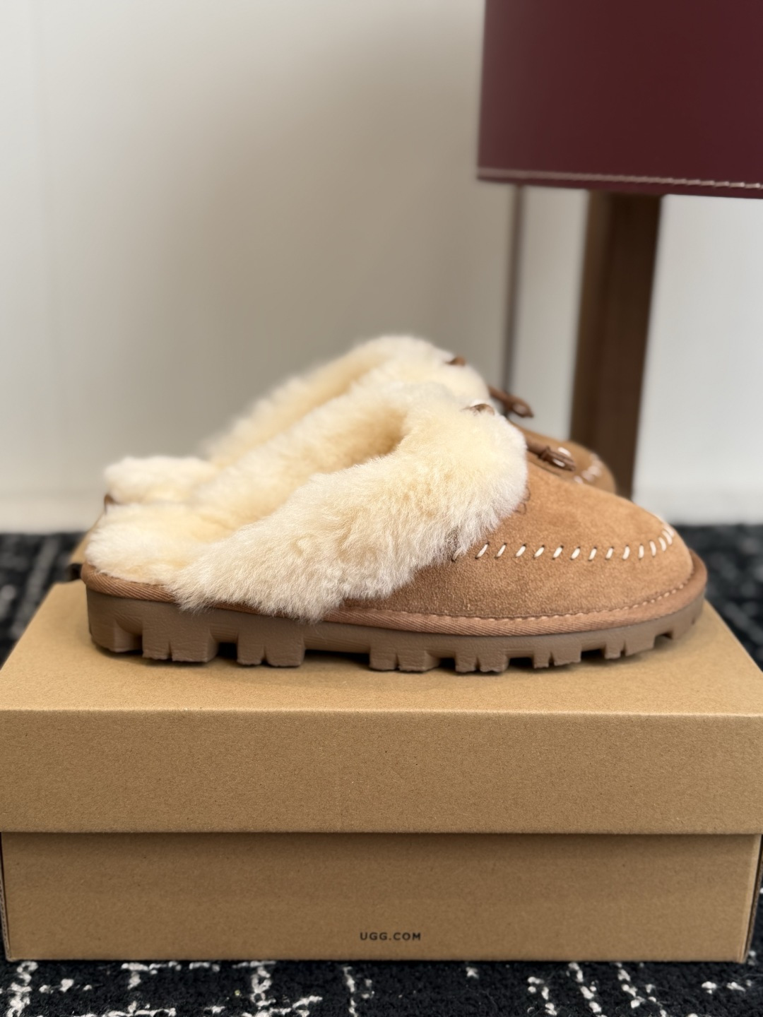 代购级 UGG Coquette Stitch 克格特缝线便鞋✨ 秋冬“踩云级”本命毛毛半拖,适配所有慵懒系穿搭 复古民 代购级 UGG Coquette Stitch 克格特缝线便鞋✨ 秋冬“踩云级”本命毛毛半拖,适配所有慵懒系穿搭 复古民