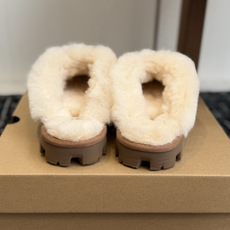 代购级 UGG Coquette Stitch 克格特缝线便鞋✨ 秋冬“踩云级”本命毛毛半拖,适配所有慵懒系穿搭 复古民 代购级 UGG Coquette Stitch 克格特缝线便鞋✨ 秋冬“踩云级”本命毛毛半拖,适配所有慵懒系穿搭 复古民
