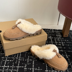 代购级 UGG Coquette Stitch 克格特缝线便鞋✨ 秋冬“踩云级”本命毛毛半拖,适配所有慵懒系穿搭 复古民 代购级 UGG Coquette Stitch 克格特缝线便鞋✨ 秋冬“踩云级”本命毛毛半拖,适配所有慵懒系穿搭 复古民
