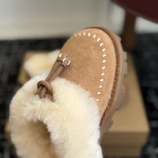 代购级 UGG Coquette Stitch 克格特缝线便鞋✨ 秋冬“踩云级”本命毛毛半拖,适配所有慵懒系穿搭 复古民 代购级 UGG Coquette Stitch 克格特缝线便鞋✨ 秋冬“踩云级”本命毛毛半拖,适配所有慵懒系穿搭 复古民