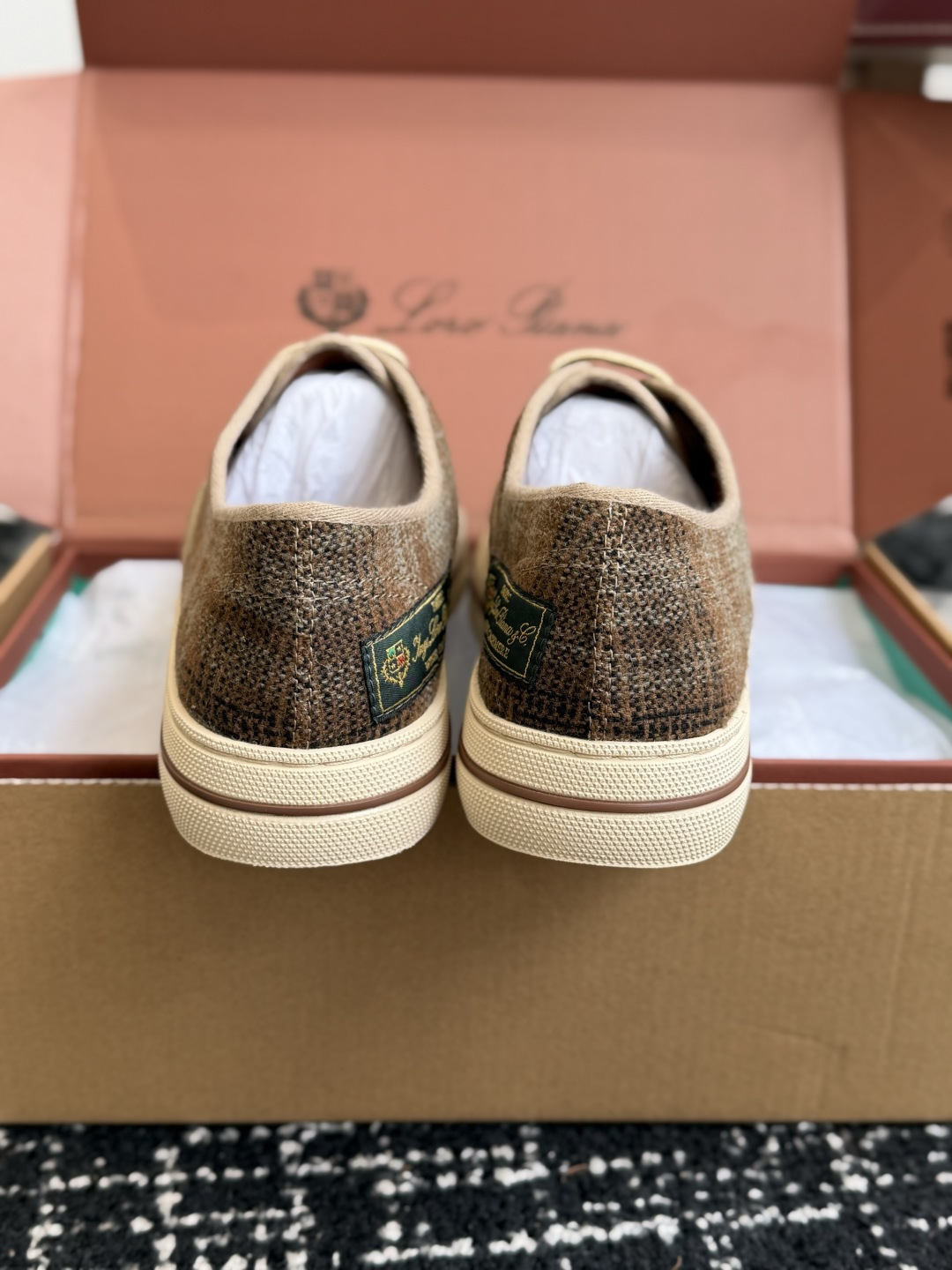 代购级 Loro Piana|复古格纹羊绒休闲板鞋 甄选原版羊绒格纹鞋面,质感高级软糯,自带复古氛围感 内里采用细腻羊皮 代购级 Loro Piana|复古格纹羊绒休闲板鞋 甄选原版羊绒格纹鞋面,质感高级软糯,自带复古氛围感 内里采用细腻羊皮