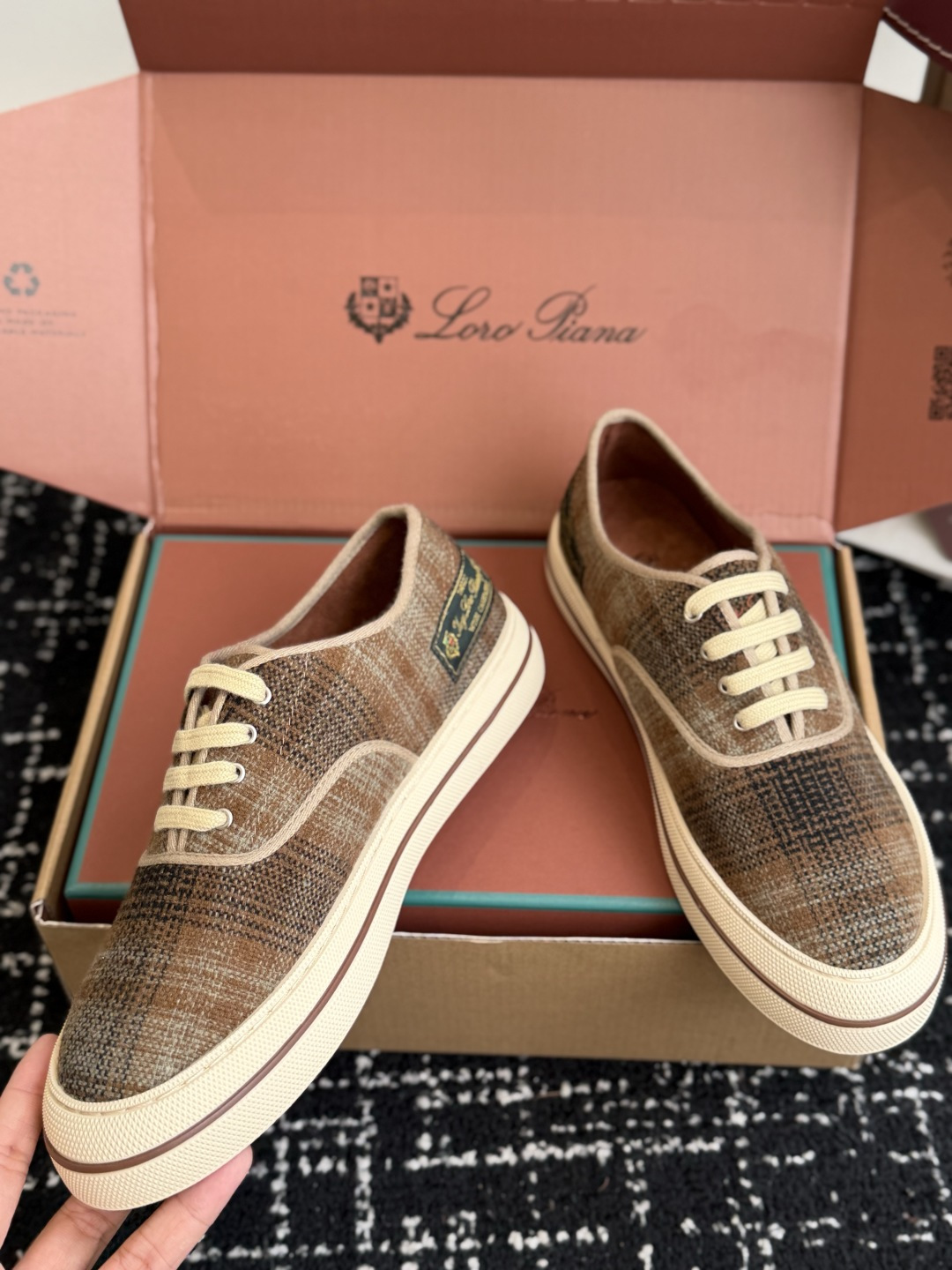 代购级 Loro Piana|复古格纹羊绒休闲板鞋 甄选原版羊绒格纹鞋面,质感高级软糯,自带复古氛围感 内里采用细腻羊皮 代购级 Loro Piana|复古格纹羊绒休闲板鞋 甄选原版羊绒格纹鞋面,质感高级软糯,自带复古氛围感 内里采用细腻羊皮