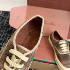 代购级 Loro Piana|复古格纹羊绒休闲板鞋 甄选原版羊绒格纹鞋面,质感高级软糯,自带复古氛围感 内里采用细腻羊皮 代购级 Loro Piana|复古格纹羊绒休闲板鞋 甄选原版羊绒格纹鞋面,质感高级软糯,自带复古氛围感 内里采用细腻羊皮