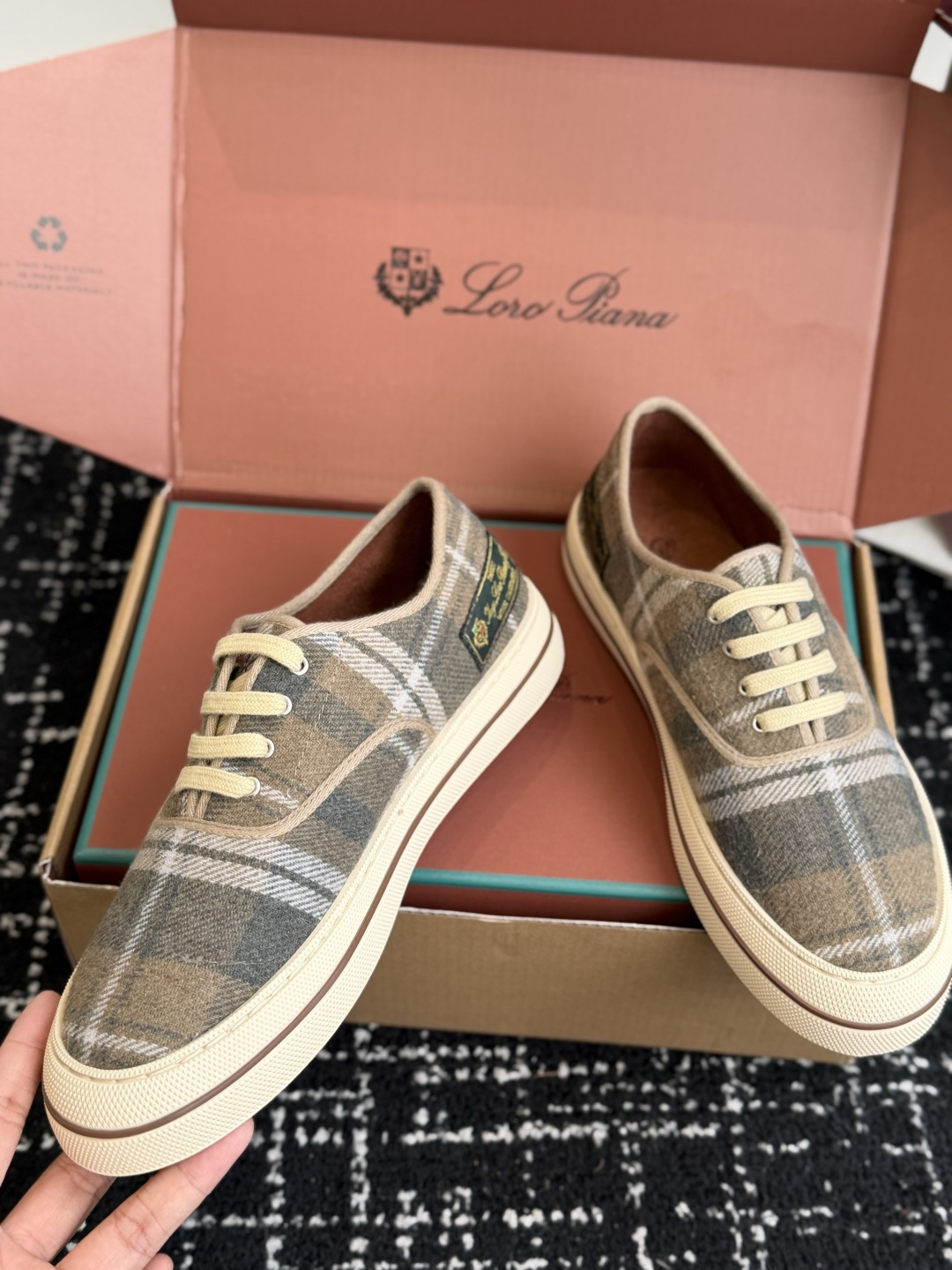 代购级 Loro Piana|复古格纹羊绒休闲板鞋 甄选原版羊绒格纹鞋面,质感高级软糯,自带复古氛围感 内里采用细腻羊皮 代购级 Loro Piana|复古格纹羊绒休闲板鞋 甄选原版羊绒格纹鞋面,质感高级软糯,自带复古氛围感 内里采用细腻羊皮
