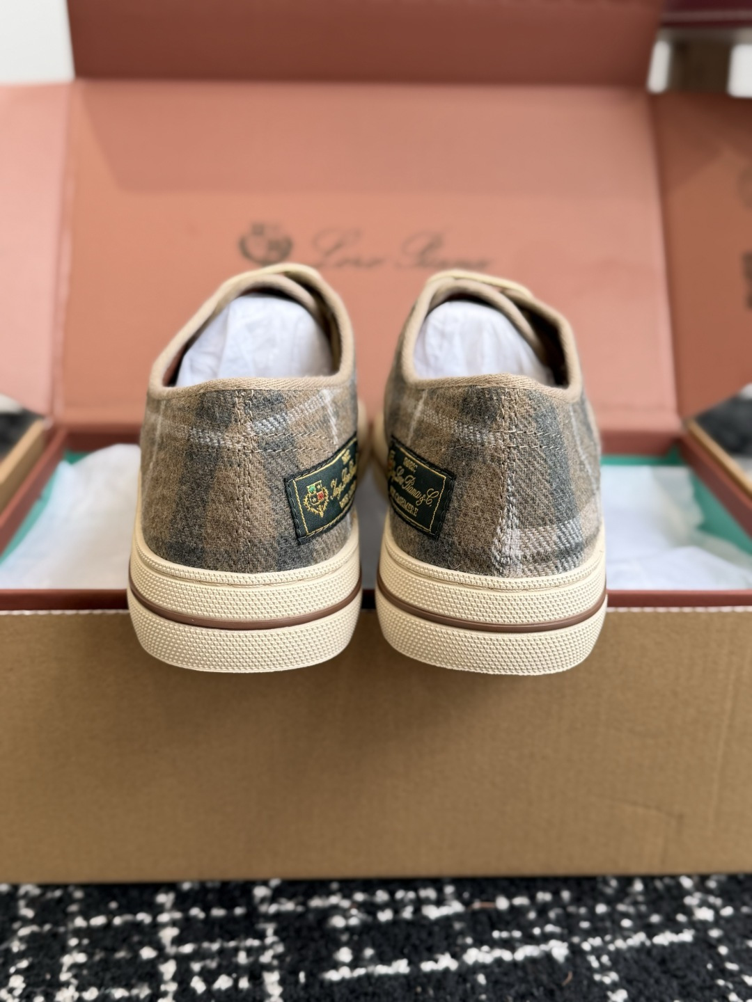 代购级 Loro Piana|复古格纹羊绒休闲板鞋 甄选原版羊绒格纹鞋面,质感高级软糯,自带复古氛围感 内里采用细腻羊皮 代购级 Loro Piana|复古格纹羊绒休闲板鞋 甄选原版羊绒格纹鞋面,质感高级软糯,自带复古氛围感 内里采用细腻羊皮