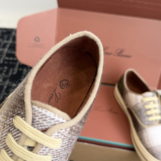 代购级 Loro Piana|复古格纹羊绒休闲板鞋 甄选原版羊绒格纹鞋面,质感高级软糯,自带复古氛围感 内里采用细腻羊皮 代购级 Loro Piana|复古格纹羊绒休闲板鞋 甄选原版羊绒格纹鞋面,质感高级软糯,自带复古氛围感 内里采用细腻羊皮