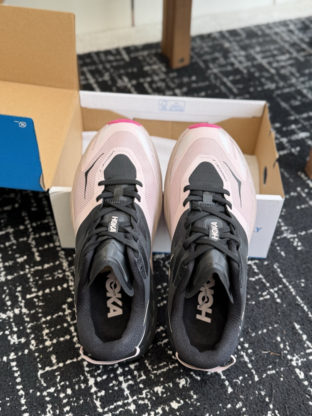 代购级 HOKA ONE ONE SPEEDGOAT 7 男女款越野跑鞋 硬核户外全能款，舒适百搭，慢跑徒步都适配 搭载