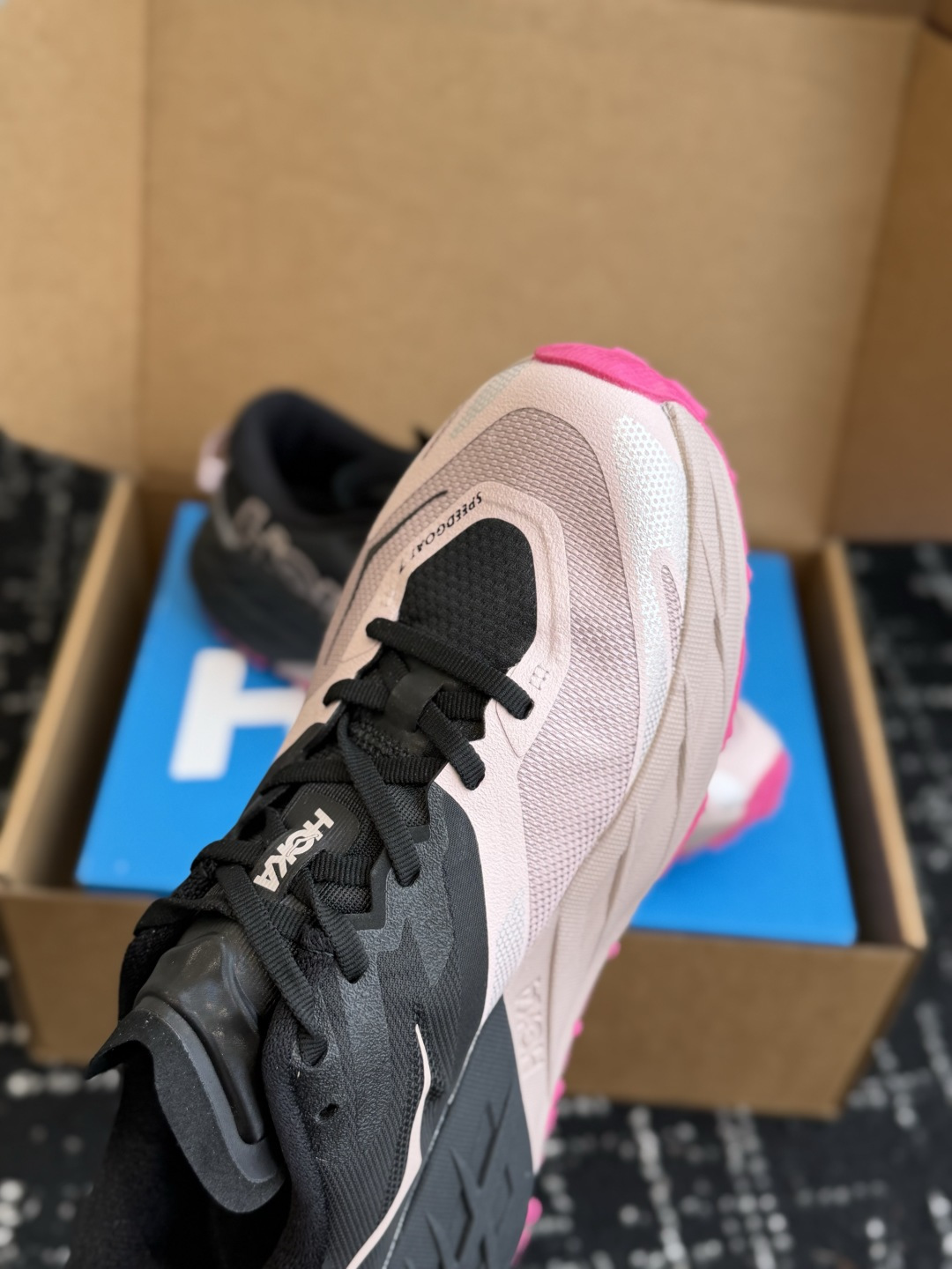 代购级 HOKA ONE ONE SPEEDGOAT 7 男女款越野跑鞋 硬核户外全能款，舒适百搭，慢跑徒步都适配 搭载