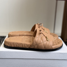 代购级 Dior|菱格蝴蝶结一字拖鞋 夏日氛围感必备 经典菱格衍缝工艺,精致蝴蝶结搭配金属吊饰,优雅显贵 原版细腻皮质, 代购级 Dior|菱格蝴蝶结一字拖鞋 夏日氛围感必备 经典菱格衍缝工艺,精致蝴蝶结搭配金属吊饰,优雅显贵 原版细腻皮质,