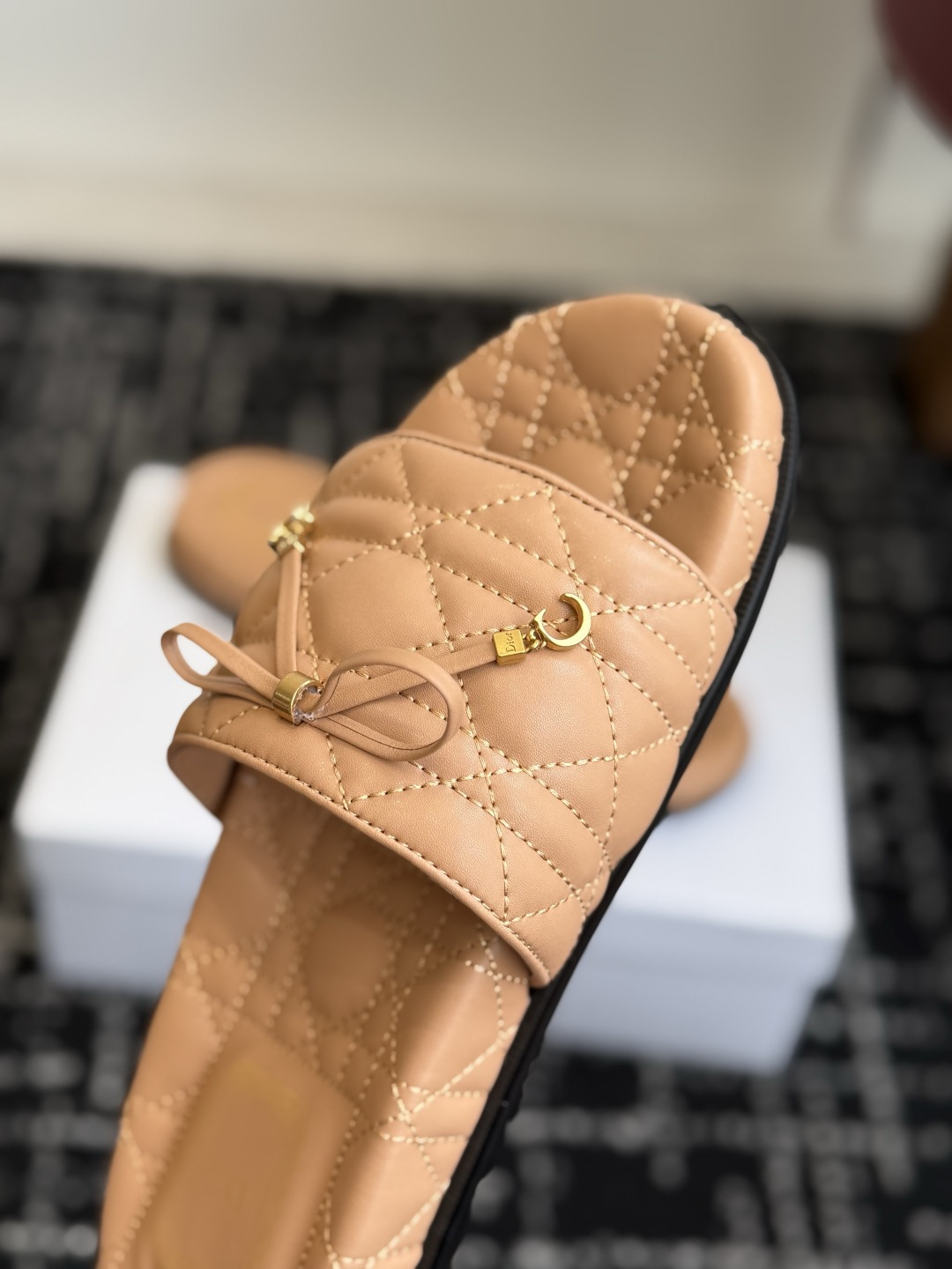 代购级 Dior|菱格蝴蝶结一字拖鞋 夏日氛围感必备 经典菱格衍缝工艺,精致蝴蝶结搭配金属吊饰,优雅显贵 原版细腻皮质, 代购级 Dior|菱格蝴蝶结一字拖鞋 夏日氛围感必备 经典菱格衍缝工艺,精致蝴蝶结搭配金属吊饰,优雅显贵 原版细腻皮质,