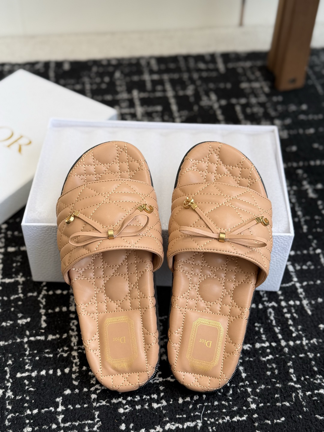 代购级 Dior|菱格蝴蝶结一字拖鞋 夏日氛围感必备 经典菱格衍缝工艺,精致蝴蝶结搭配金属吊饰,优雅显贵 原版细腻皮质, 代购级 Dior|菱格蝴蝶结一字拖鞋 夏日氛围感必备 经典菱格衍缝工艺,精致蝴蝶结搭配金属吊饰,优雅显贵 原版细腻皮质,