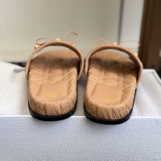 代购级 Dior|菱格蝴蝶结一字拖鞋 夏日氛围感必备 经典菱格衍缝工艺,精致蝴蝶结搭配金属吊饰,优雅显贵 原版细腻皮质, 代购级 Dior|菱格蝴蝶结一字拖鞋 夏日氛围感必备 经典菱格衍缝工艺,精致蝴蝶结搭配金属吊饰,优雅显贵 原版细腻皮质,