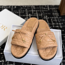 代购级 Dior|菱格蝴蝶结一字拖鞋 夏日氛围感必备 经典菱格衍缝工艺,精致蝴蝶结搭配金属吊饰,优雅显贵 原版细腻皮质, 代购级 Dior|菱格蝴蝶结一字拖鞋 夏日氛围感必备 经典菱格衍缝工艺,精致蝴蝶结搭配金属吊饰,优雅显贵 原版细腻皮质,