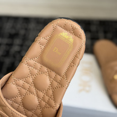 代购级 Dior|菱格蝴蝶结一字拖鞋 夏日氛围感必备 经典菱格衍缝工艺,精致蝴蝶结搭配金属吊饰,优雅显贵 原版细腻皮质, 代购级 Dior|菱格蝴蝶结一字拖鞋 夏日氛围感必备 经典菱格衍缝工艺,精致蝴蝶结搭配金属吊饰,优雅显贵 原版细腻皮质,