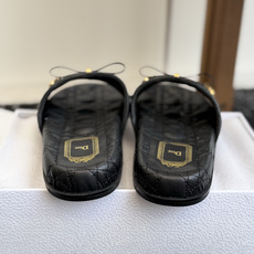 代购级 Dior|菱格蝴蝶结一字拖鞋 夏日氛围感必备 经典菱格衍缝工艺,精致蝴蝶结搭配金属吊饰,优雅显贵 原版细腻皮质, 代购级 Dior|菱格蝴蝶结一字拖鞋 夏日氛围感必备 经典菱格衍缝工艺,精致蝴蝶结搭配金属吊饰,优雅显贵 原版细腻皮质,