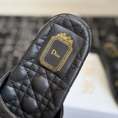 代购级 Dior|菱格蝴蝶结一字拖鞋 夏日氛围感必备 经典菱格衍缝工艺,精致蝴蝶结搭配金属吊饰,优雅显贵 原版细腻皮质, 代购级 Dior|菱格蝴蝶结一字拖鞋 夏日氛围感必备 经典菱格衍缝工艺,精致蝴蝶结搭配金属吊饰,优雅显贵 原版细腻皮质,