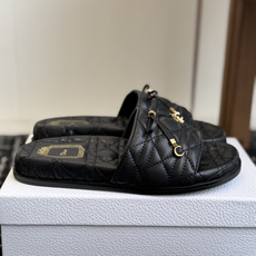 代购级 Dior|菱格蝴蝶结一字拖鞋 夏日氛围感必备 经典菱格衍缝工艺,精致蝴蝶结搭配金属吊饰,优雅显贵 原版细腻皮质, 代购级 Dior|菱格蝴蝶结一字拖鞋 夏日氛围感必备 经典菱格衍缝工艺,精致蝴蝶结搭配金属吊饰,优雅显贵 原版细腻皮质,