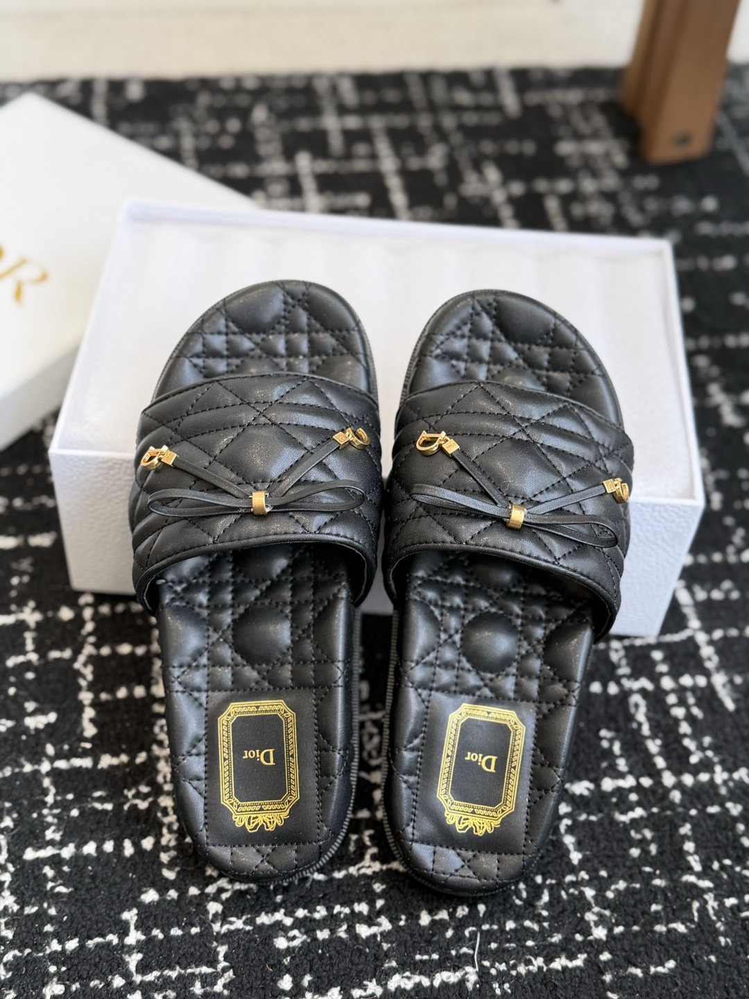 代购级 Dior|菱格蝴蝶结一字拖鞋 夏日氛围感必备 经典菱格衍缝工艺,精致蝴蝶结搭配金属吊饰,优雅显贵 原版细腻皮质, 代购级 Dior|菱格蝴蝶结一字拖鞋 夏日氛围感必备 经典菱格衍缝工艺,精致蝴蝶结搭配金属吊饰,优雅显贵 原版细腻皮质,