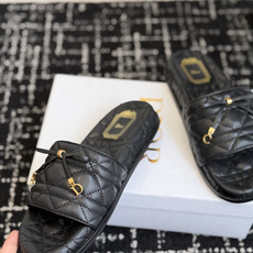 代购级 Dior|菱格蝴蝶结一字拖鞋 夏日氛围感必备 经典菱格衍缝工艺,精致蝴蝶结搭配金属吊饰,优雅显贵 原版细腻皮质, 代购级 Dior|菱格蝴蝶结一字拖鞋 夏日氛围感必备 经典菱格衍缝工艺,精致蝴蝶结搭配金属吊饰,优雅显贵 原版细腻皮质,