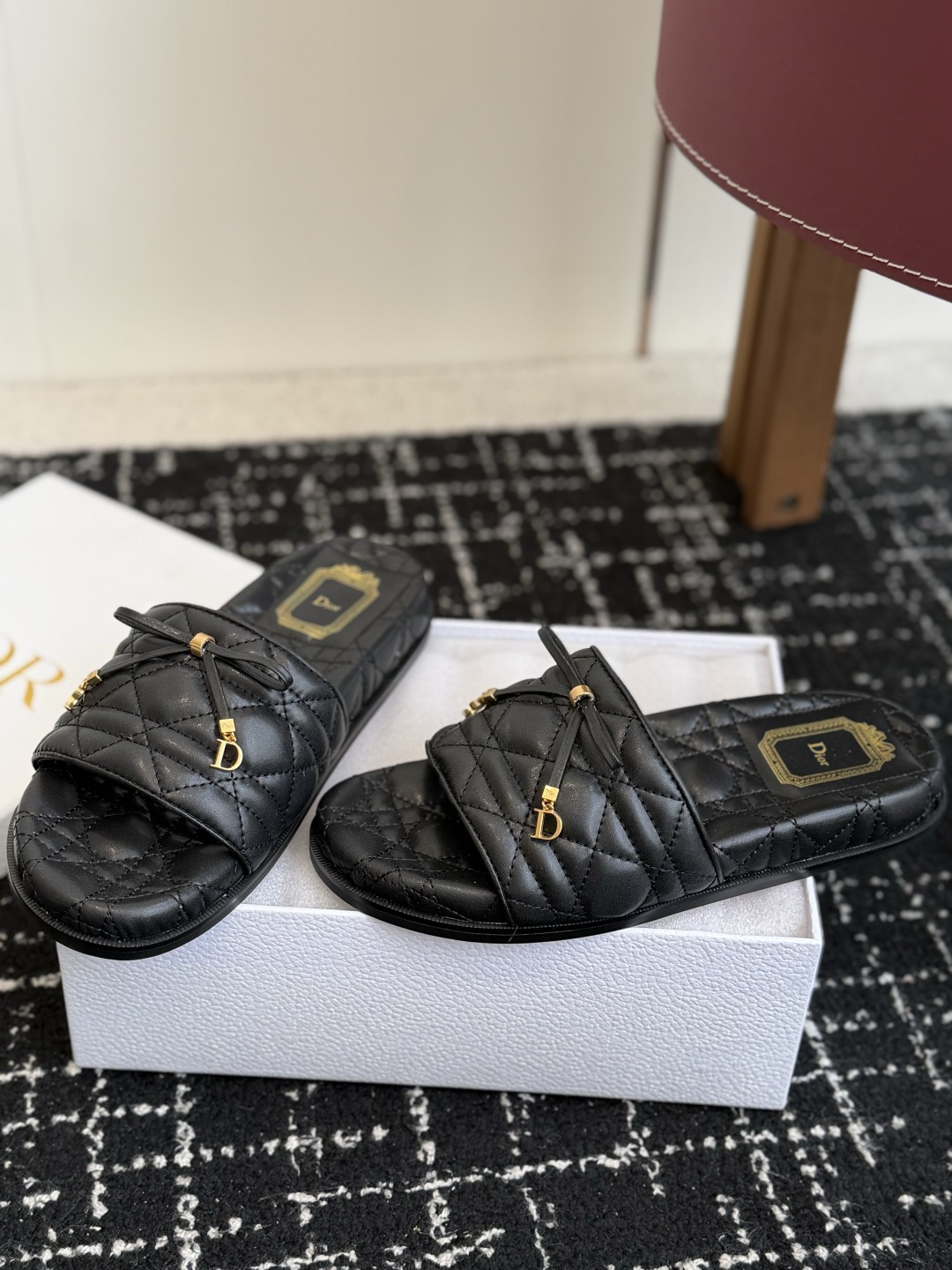 代购级 Dior|菱格蝴蝶结一字拖鞋 夏日氛围感必备 经典菱格衍缝工艺,精致蝴蝶结搭配金属吊饰,优雅显贵 原版细腻皮质, 代购级 Dior|菱格蝴蝶结一字拖鞋 夏日氛围感必备 经典菱格衍缝工艺,精致蝴蝶结搭配金属吊饰,优雅显贵 原版细腻皮质,