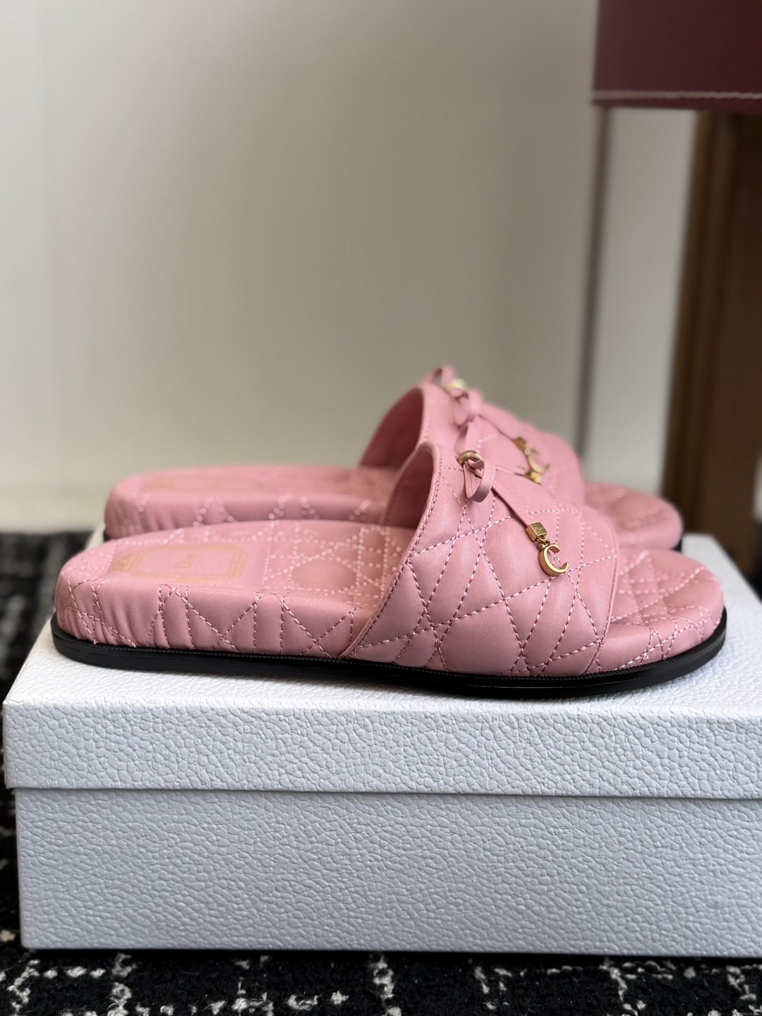 代购级 Dior｜菱格蝴蝶结一字拖鞋 夏日氛围感必备 经典菱格衍缝工艺，精致蝴蝶结搭配金属吊饰，优雅显贵 原版细腻皮质，