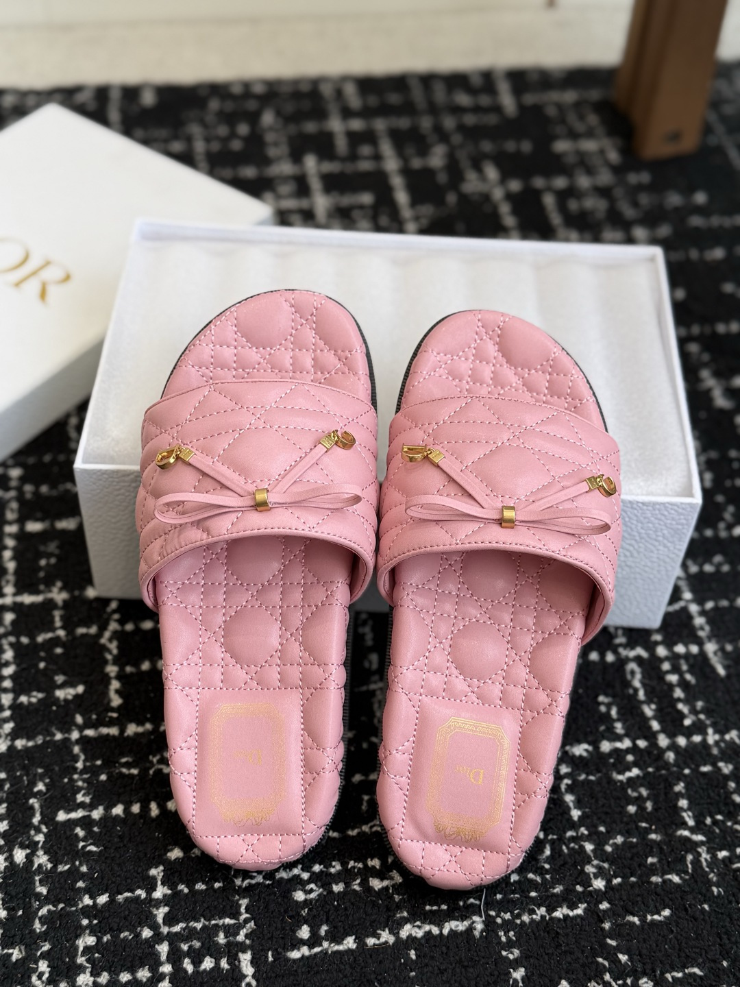 代购级 Dior｜菱格蝴蝶结一字拖鞋 夏日氛围感必备 经典菱格衍缝工艺，精致蝴蝶结搭配金属吊饰，优雅显贵 原版细腻皮质，