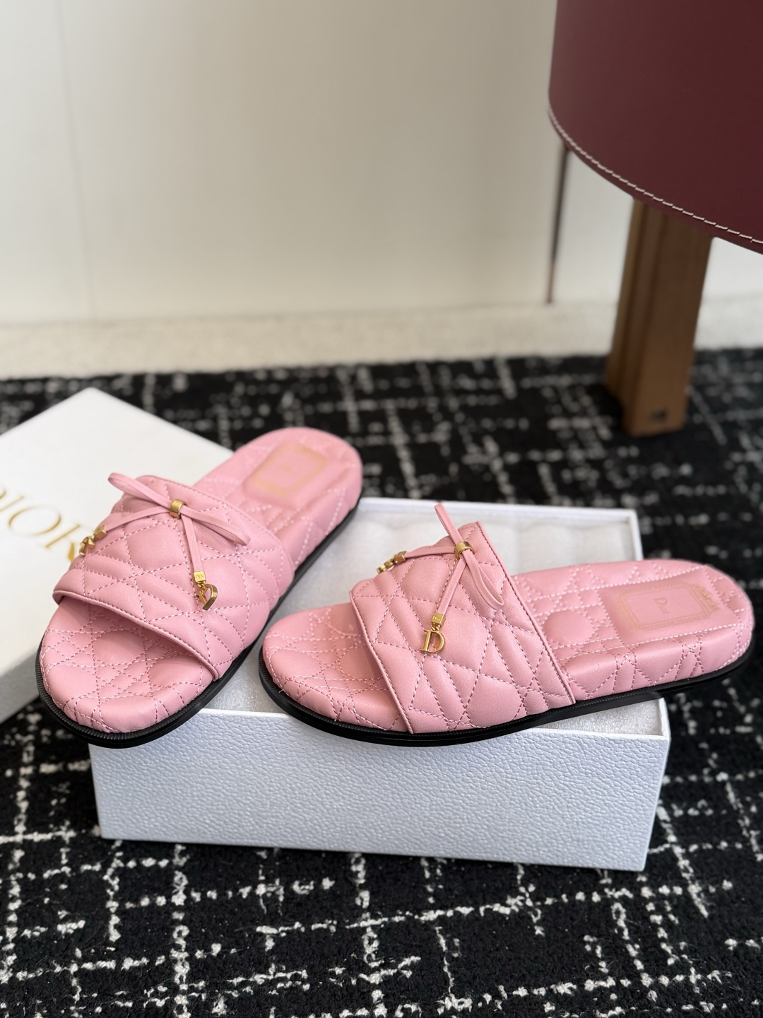 代购级 Dior｜菱格蝴蝶结一字拖鞋 夏日氛围感必备 经典菱格衍缝工艺，精致蝴蝶结搭配金属吊饰，优雅显贵 原版细腻皮质，