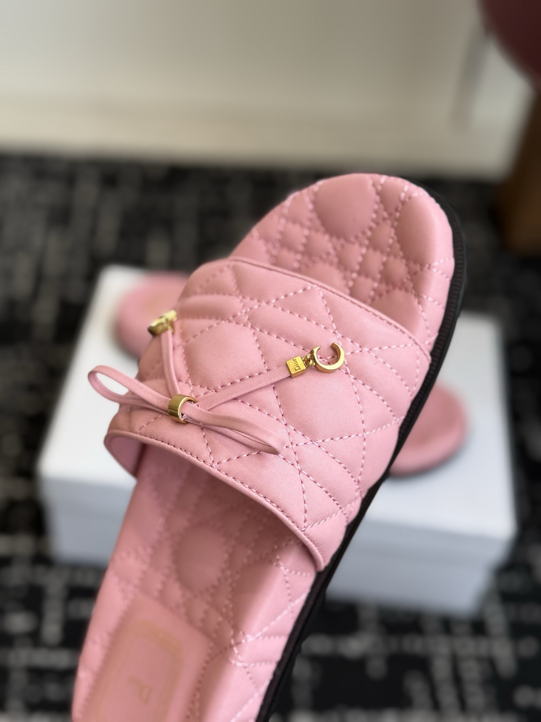代购级 Dior｜菱格蝴蝶结一字拖鞋 夏日氛围感必备 经典菱格衍缝工艺，精致蝴蝶结搭配金属吊饰，优雅显贵 原版细腻皮质，