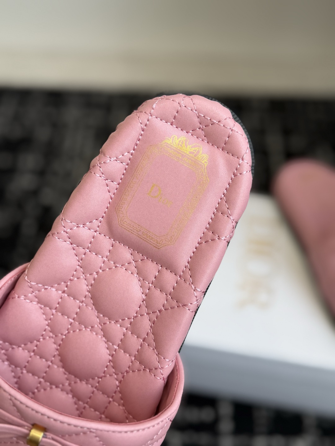 代购级 Dior｜菱格蝴蝶结一字拖鞋 夏日氛围感必备 经典菱格衍缝工艺，精致蝴蝶结搭配金属吊饰，优雅显贵 原版细腻皮质，