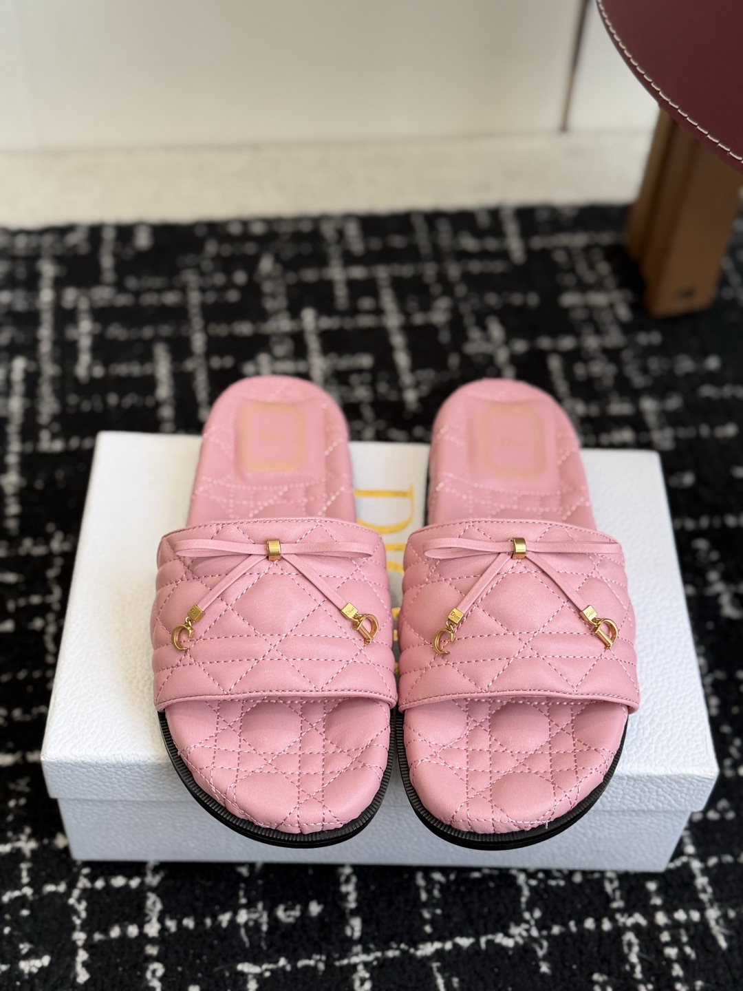 代购级 Dior|菱格蝴蝶结一字拖鞋 夏日氛围感必备 经典菱格衍缝工艺,精致蝴蝶结搭配金属吊饰,优雅显贵 原版细腻皮质, 代购级 Dior|菱格蝴蝶结一字拖鞋 夏日氛围感必备 经典菱格衍缝工艺,精致蝴蝶结搭配金属吊饰,优雅显贵 原版细腻皮质,