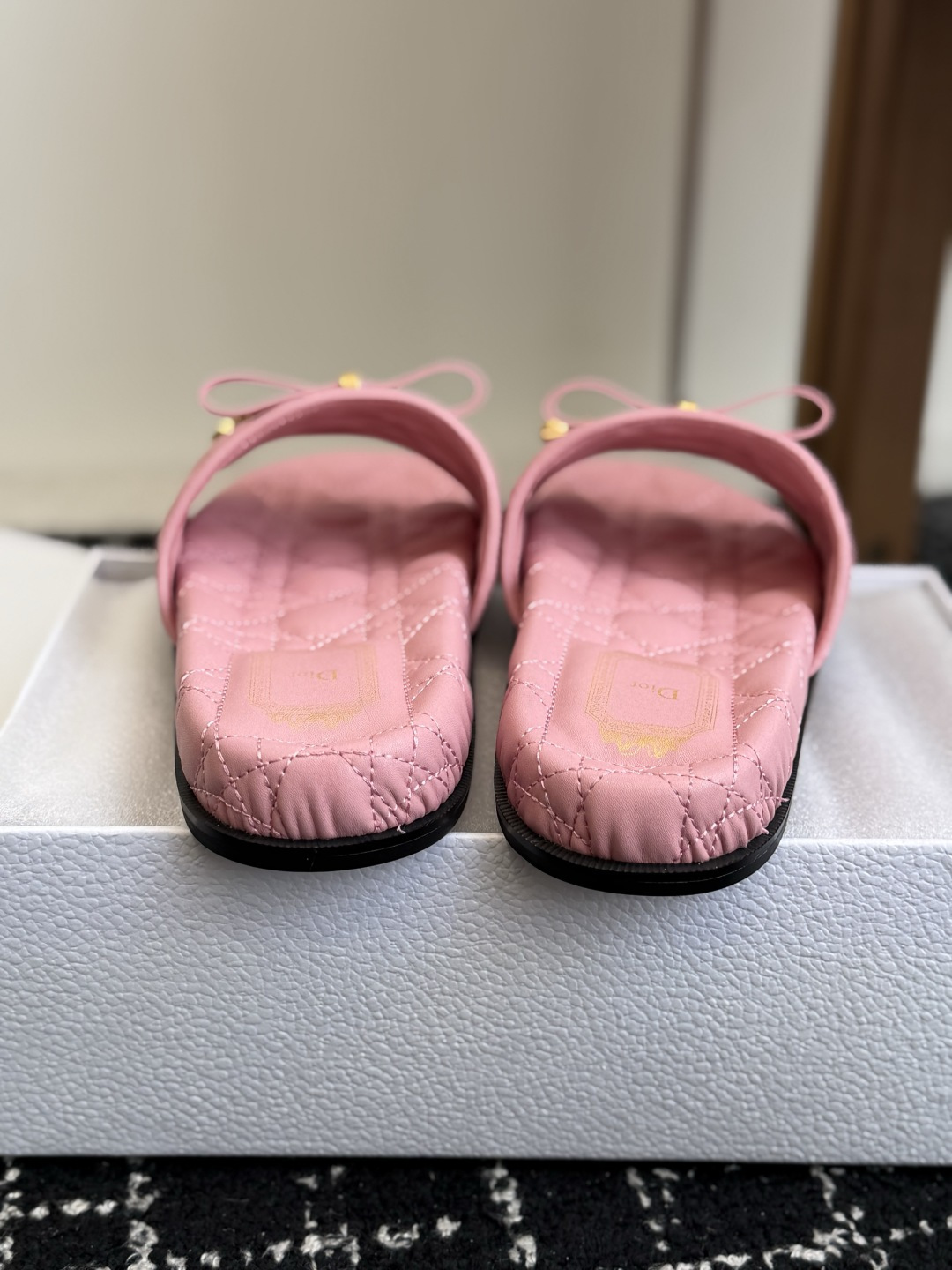 代购级 Dior｜菱格蝴蝶结一字拖鞋 夏日氛围感必备 经典菱格衍缝工艺，精致蝴蝶结搭配金属吊饰，优雅显贵 原版细腻皮质，