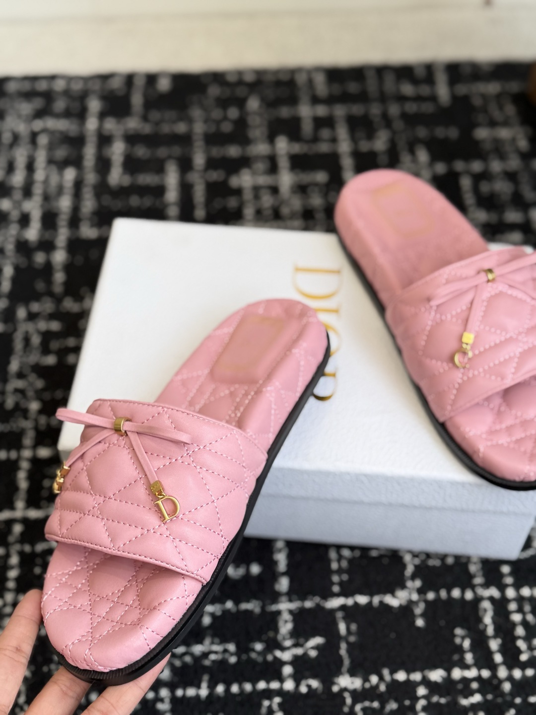 代购级 Dior｜菱格蝴蝶结一字拖鞋 夏日氛围感必备 经典菱格衍缝工艺，精致蝴蝶结搭配金属吊饰，优雅显贵 原版细腻皮质，