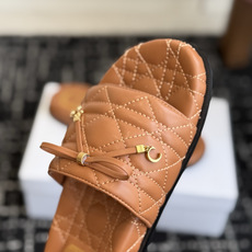 代购级 Dior|菱格蝴蝶结一字拖鞋 夏日氛围感必备 经典菱格衍缝工艺,精致蝴蝶结搭配金属吊饰,优雅显贵 原版细腻皮质, 代购级 Dior|菱格蝴蝶结一字拖鞋 夏日氛围感必备 经典菱格衍缝工艺,精致蝴蝶结搭配金属吊饰,优雅显贵 原版细腻皮质,