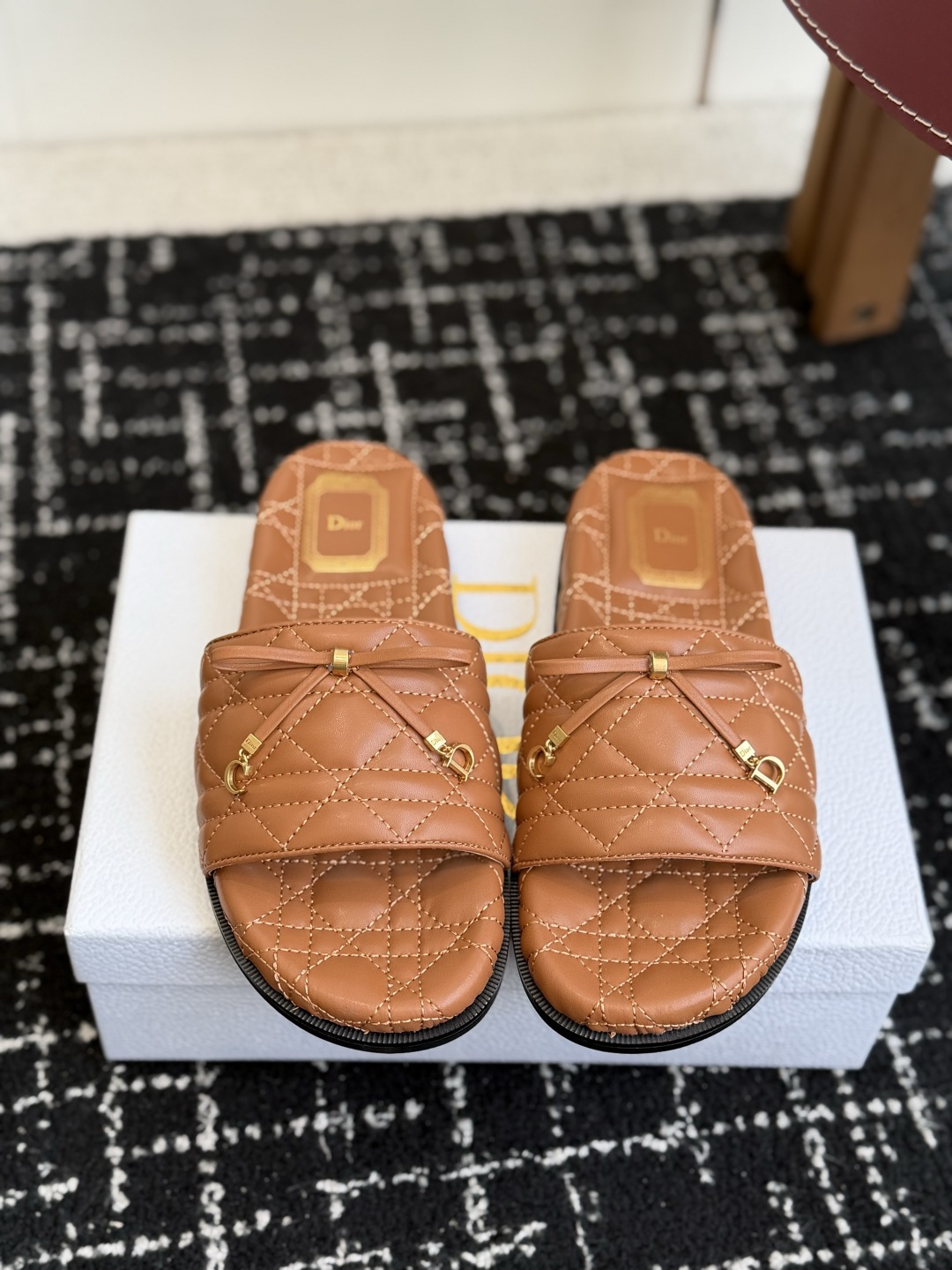 代购级 Dior|菱格蝴蝶结一字拖鞋 夏日氛围感必备 经典菱格衍缝工艺,精致蝴蝶结搭配金属吊饰,优雅显贵 原版细腻皮质, 代购级 Dior|菱格蝴蝶结一字拖鞋 夏日氛围感必备 经典菱格衍缝工艺,精致蝴蝶结搭配金属吊饰,优雅显贵 原版细腻皮质,