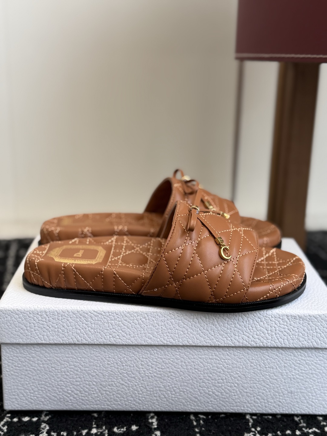 代购级 Dior|菱格蝴蝶结一字拖鞋 夏日氛围感必备 经典菱格衍缝工艺,精致蝴蝶结搭配金属吊饰,优雅显贵 原版细腻皮质, 代购级 Dior|菱格蝴蝶结一字拖鞋 夏日氛围感必备 经典菱格衍缝工艺,精致蝴蝶结搭配金属吊饰,优雅显贵 原版细腻皮质,