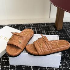 代购级 Dior|菱格蝴蝶结一字拖鞋 夏日氛围感必备 经典菱格衍缝工艺,精致蝴蝶结搭配金属吊饰,优雅显贵 原版细腻皮质, 代购级 Dior|菱格蝴蝶结一字拖鞋 夏日氛围感必备 经典菱格衍缝工艺,精致蝴蝶结搭配金属吊饰,优雅显贵 原版细腻皮质,