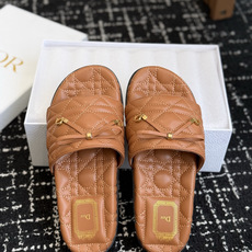 代购级 Dior|菱格蝴蝶结一字拖鞋 夏日氛围感必备 经典菱格衍缝工艺,精致蝴蝶结搭配金属吊饰,优雅显贵 原版细腻皮质, 代购级 Dior|菱格蝴蝶结一字拖鞋 夏日氛围感必备 经典菱格衍缝工艺,精致蝴蝶结搭配金属吊饰,优雅显贵 原版细腻皮质,