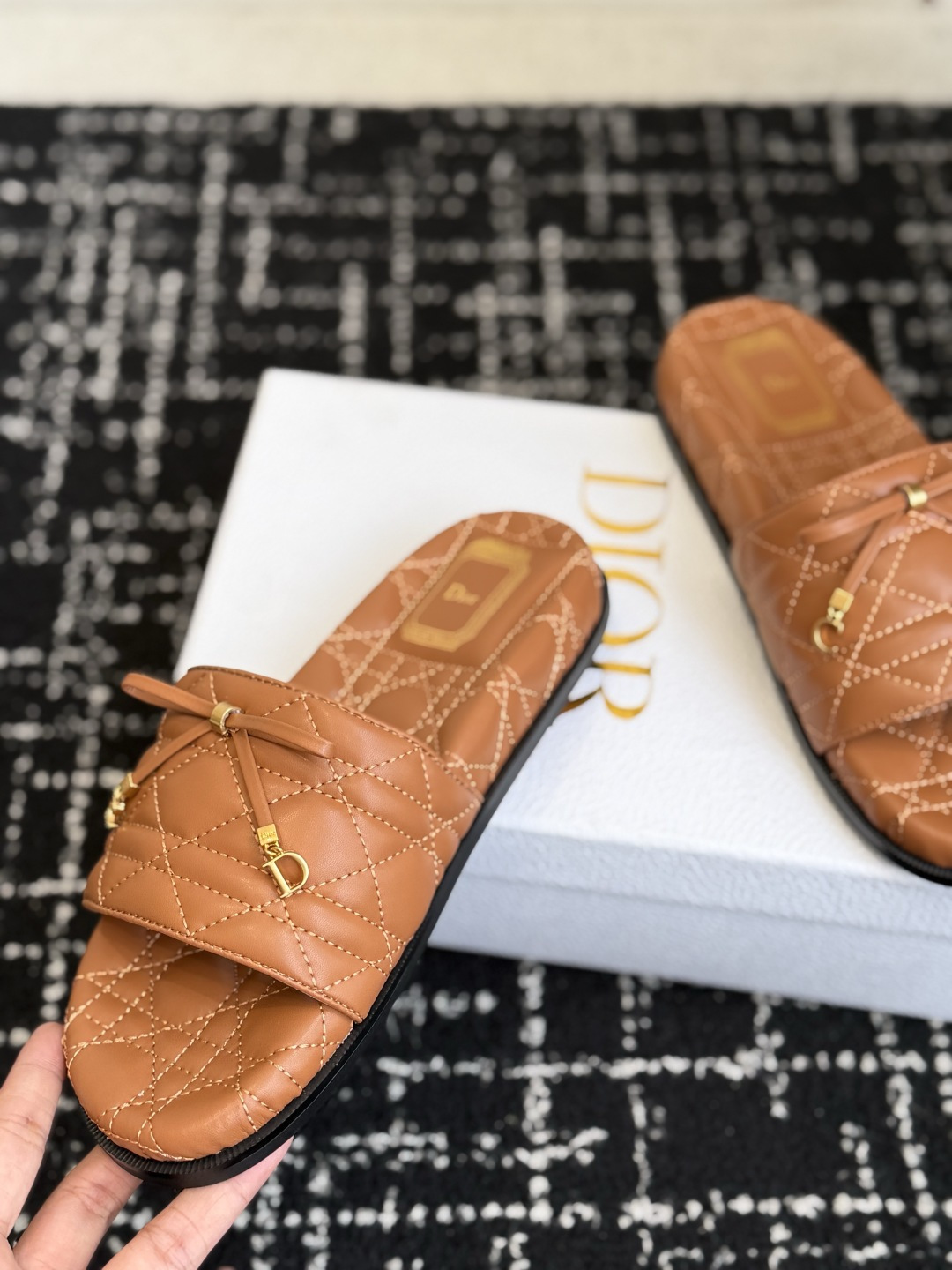 代购级 Dior|菱格蝴蝶结一字拖鞋 夏日氛围感必备 经典菱格衍缝工艺,精致蝴蝶结搭配金属吊饰,优雅显贵 原版细腻皮质, 代购级 Dior|菱格蝴蝶结一字拖鞋 夏日氛围感必备 经典菱格衍缝工艺,精致蝴蝶结搭配金属吊饰,优雅显贵 原版细腻皮质,