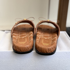 代购级 Dior|菱格蝴蝶结一字拖鞋 夏日氛围感必备 经典菱格衍缝工艺,精致蝴蝶结搭配金属吊饰,优雅显贵 原版细腻皮质, 代购级 Dior|菱格蝴蝶结一字拖鞋 夏日氛围感必备 经典菱格衍缝工艺,精致蝴蝶结搭配金属吊饰,优雅显贵 原版细腻皮质,
