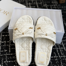 代购级 Dior|菱格蝴蝶结一字拖鞋 夏日氛围感必备 经典菱格衍缝工艺,精致蝴蝶结搭配金属吊饰,优雅显贵 原版细腻皮质, 代购级 Dior|菱格蝴蝶结一字拖鞋 夏日氛围感必备 经典菱格衍缝工艺,精致蝴蝶结搭配金属吊饰,优雅显贵 原版细腻皮质,