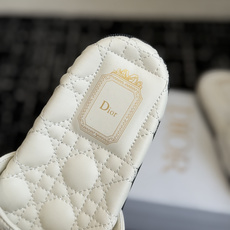 代购级 Dior|菱格蝴蝶结一字拖鞋 夏日氛围感必备 经典菱格衍缝工艺,精致蝴蝶结搭配金属吊饰,优雅显贵 原版细腻皮质, 代购级 Dior|菱格蝴蝶结一字拖鞋 夏日氛围感必备 经典菱格衍缝工艺,精致蝴蝶结搭配金属吊饰,优雅显贵 原版细腻皮质,