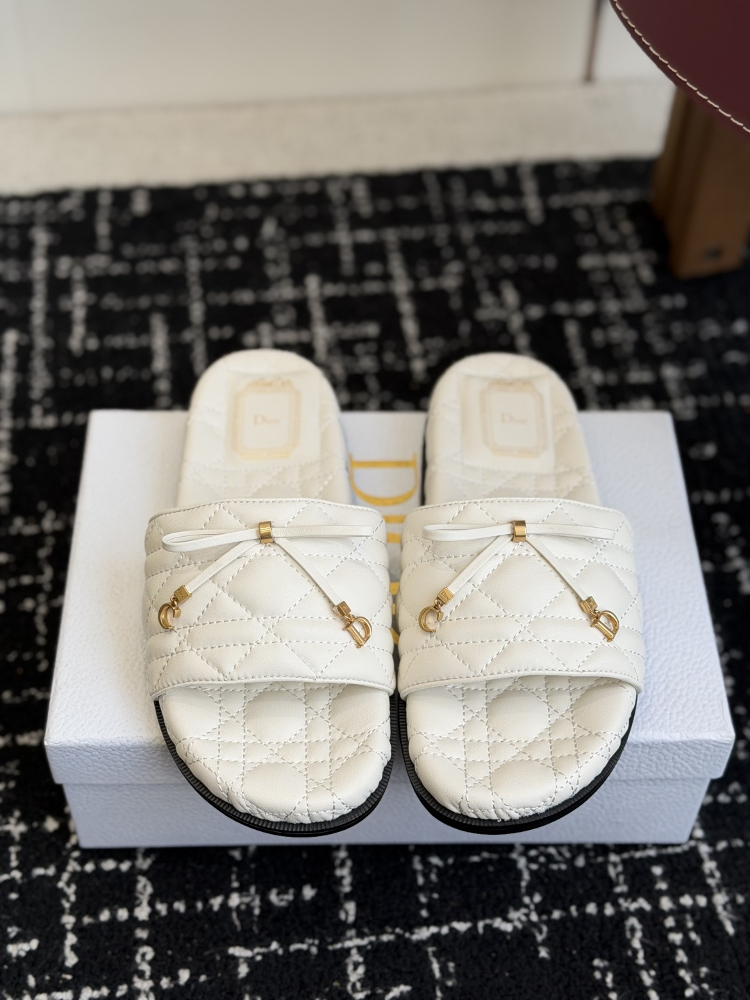 代购级 Dior|菱格蝴蝶结一字拖鞋 夏日氛围感必备 经典菱格衍缝工艺,精致蝴蝶结搭配金属吊饰,优雅显贵 原版细腻皮质, 代购级 Dior|菱格蝴蝶结一字拖鞋 夏日氛围感必备 经典菱格衍缝工艺,精致蝴蝶结搭配金属吊饰,优雅显贵 原版细腻皮质,