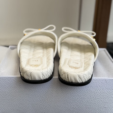 代购级 Dior|菱格蝴蝶结一字拖鞋 夏日氛围感必备 经典菱格衍缝工艺,精致蝴蝶结搭配金属吊饰,优雅显贵 原版细腻皮质, 代购级 Dior|菱格蝴蝶结一字拖鞋 夏日氛围感必备 经典菱格衍缝工艺,精致蝴蝶结搭配金属吊饰,优雅显贵 原版细腻皮质,