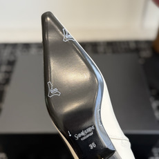 代购级 YSL|尖头低跟直筒短靴 氛围感神靴 利落尖鞋头自带强大气场,3.5cm矮粗跟,稳走好穿不挑脚 多材质可选,亮面 代购级 YSL|尖头低跟直筒短靴 氛围感神靴 利落尖鞋头自带强大气场,3.5cm矮粗跟,稳走好穿不挑脚 多材质可选,亮面