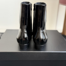 代购级 YSL|尖头低跟直筒短靴 氛围感神靴 利落尖鞋头自带强大气场,3.5cm矮粗跟,稳走好穿不挑脚 多材质可选,亮面 代购级 YSL|尖头低跟直筒短靴 氛围感神靴 利落尖鞋头自带强大气场,3.5cm矮粗跟,稳走好穿不挑脚 多材质可选,亮面