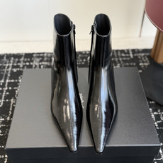 代购级 YSL|尖头低跟直筒短靴 氛围感神靴 利落尖鞋头自带强大气场,3.5cm矮粗跟,稳走好穿不挑脚 多材质可选,亮面 代购级 YSL|尖头低跟直筒短靴 氛围感神靴 利落尖鞋头自带强大气场,3.5cm矮粗跟,稳走好穿不挑脚 多材质可选,亮面