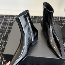 代购级 YSL|尖头低跟直筒短靴 氛围感神靴 利落尖鞋头自带强大气场,3.5cm矮粗跟,稳走好穿不挑脚 多材质可选,亮面 代购级 YSL|尖头低跟直筒短靴 氛围感神靴 利落尖鞋头自带强大气场,3.5cm矮粗跟,稳走好穿不挑脚 多材质可选,亮面